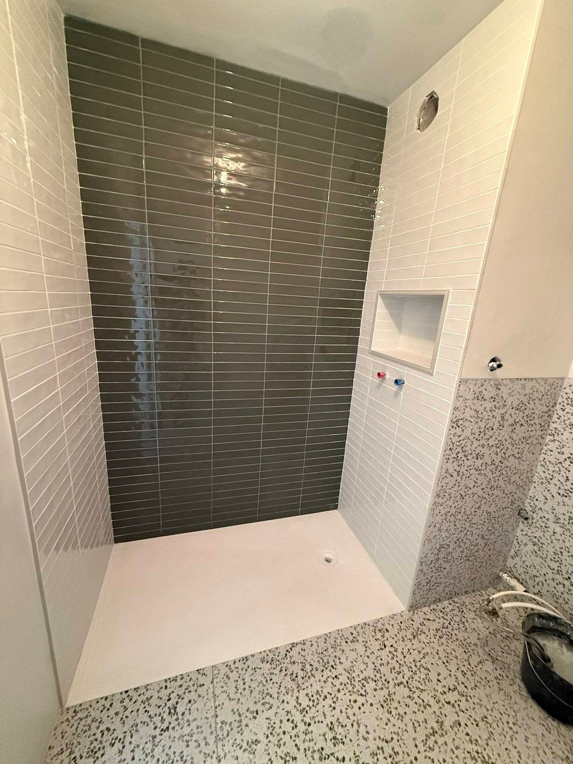 Douche sécurisée de plain-pied adaptée aux personnes à mobilité réduite