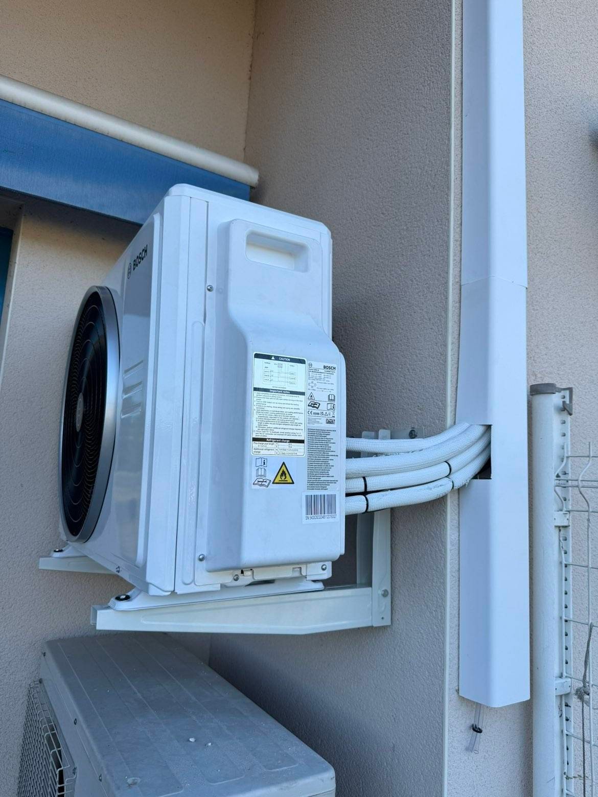 Groupe extérieur Bosch relié à plusieurs unités intérieures par liaisons frigorifiques