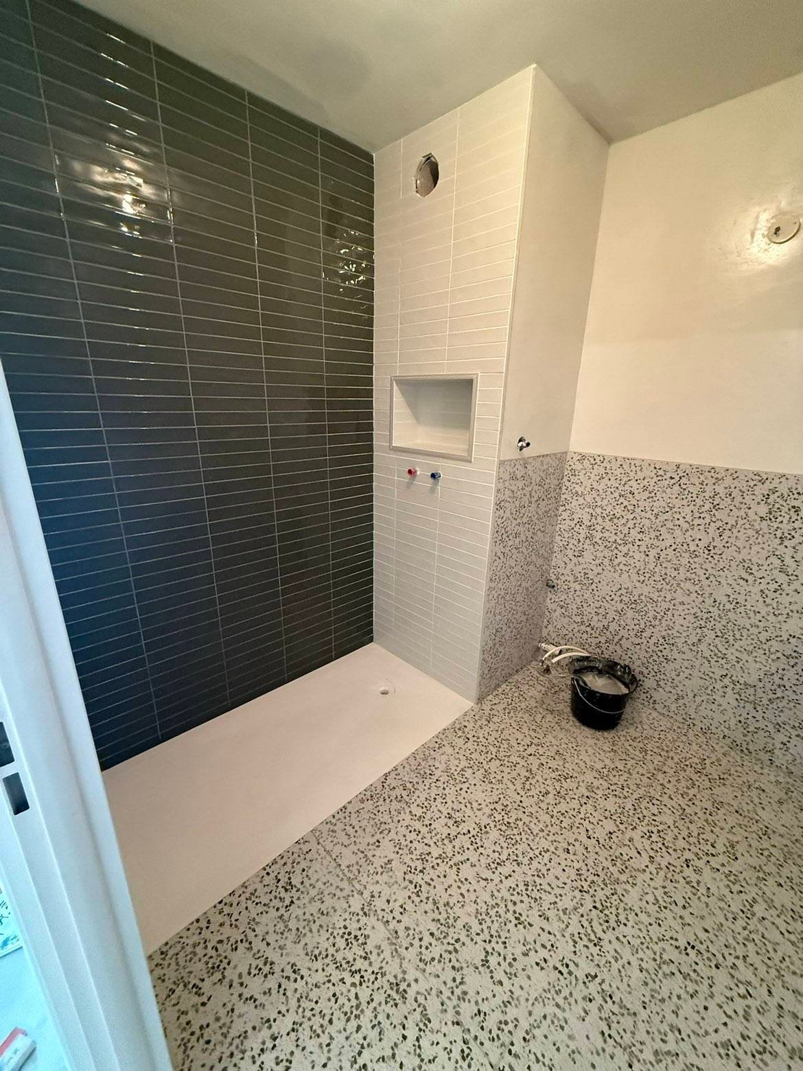 Douche à l’italienne carrelée avec niche encastrée, réalisée à Lyon