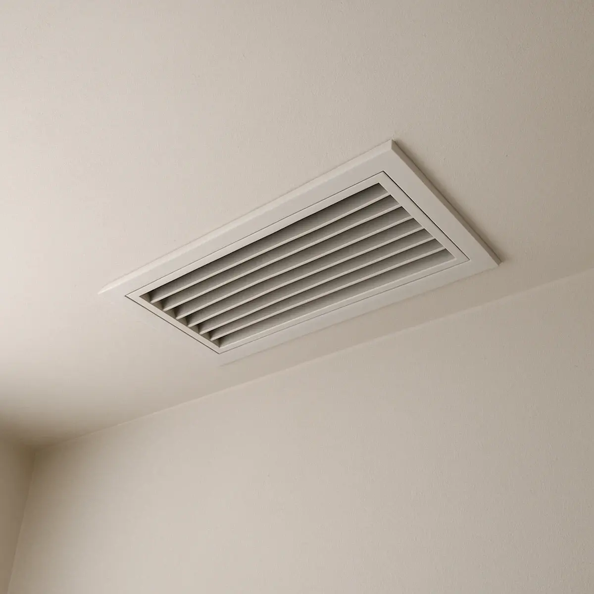 Grille de soufflage encastrée au plafond d’une climatisation gainable