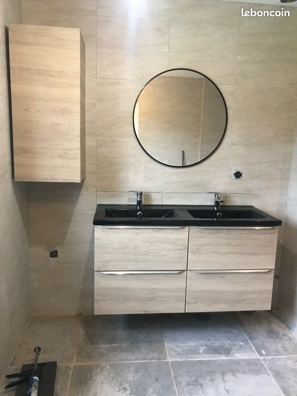Salle de bain rénovée clé en main avec double vasque et miroir rond, Lyon