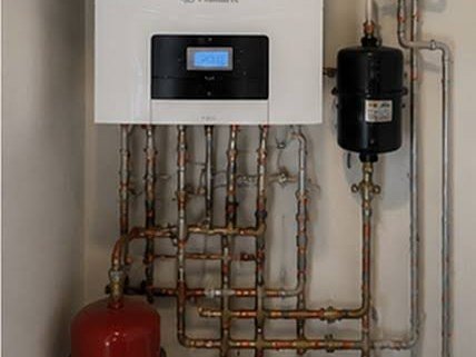 Raccordement en cuivre d’une chaudière murale avec vase d’expansion, sur un chantier de chauffage