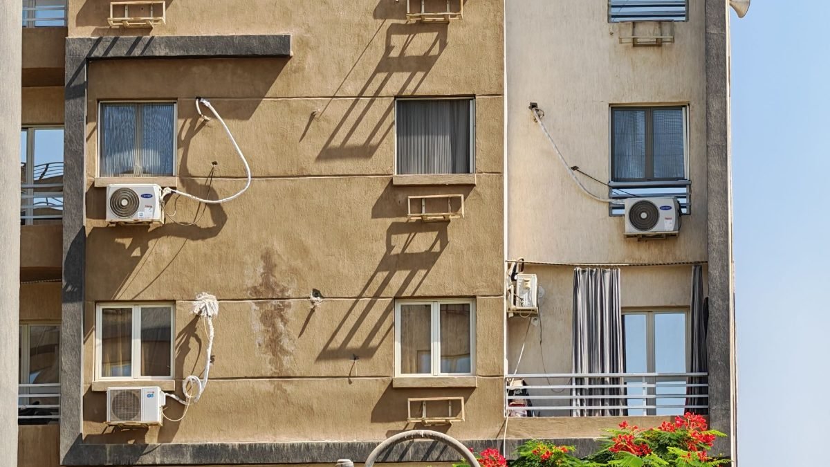 Climatiseurs installés en façade d’un immeuble de ville