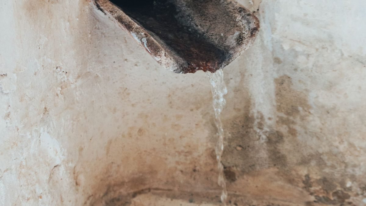 D&eacute;p&ocirc;t de calcaire dans une canalisation ancienne, r&eacute;novation de r&eacute;seau &agrave; Lyon