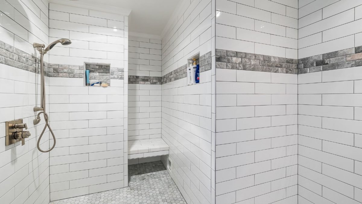 Douche carrelée accessible équipée d’une barre d’appui
