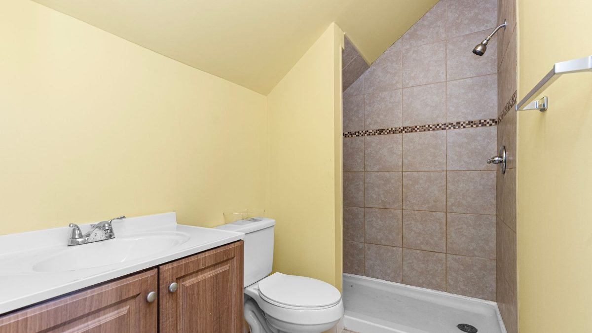 Douche de plain-pied equipee d une barre d appui