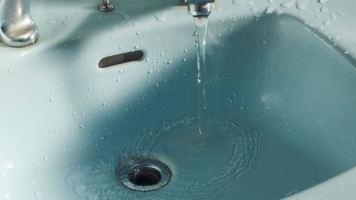 Eau stagnante dans un lavabo signe de canalisation bouchee