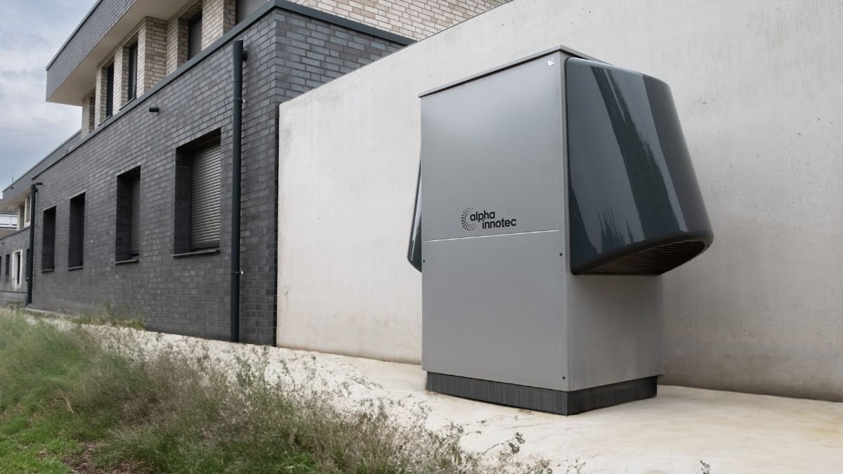 Unité extérieure de climatisation fixée en façade