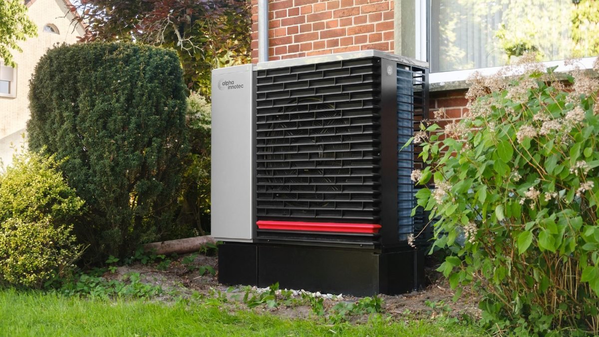 Pompe à chaleur air-eau installée au jardin