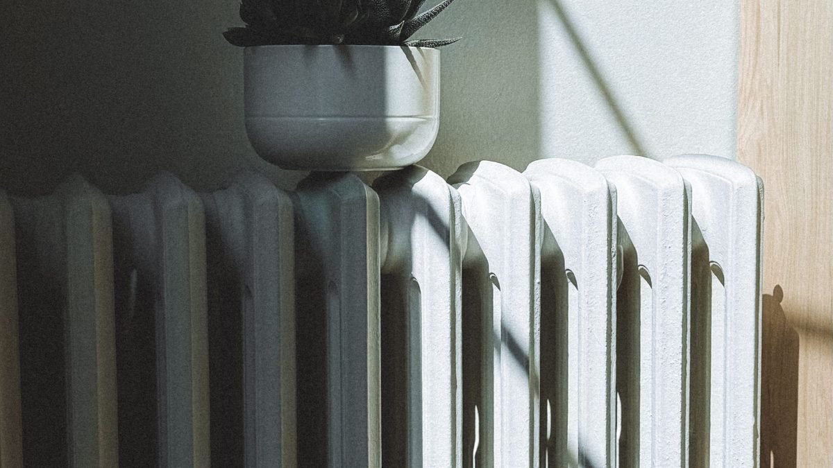 Purge d&rsquo;un radiateur de chauffage central dans un appartement &agrave; Lyon