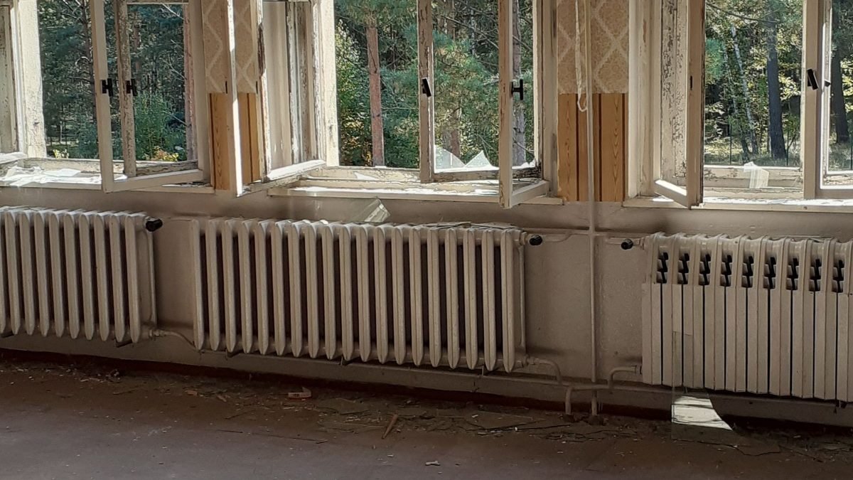 Radiateurs installés sous les fenêtres d’un appartement