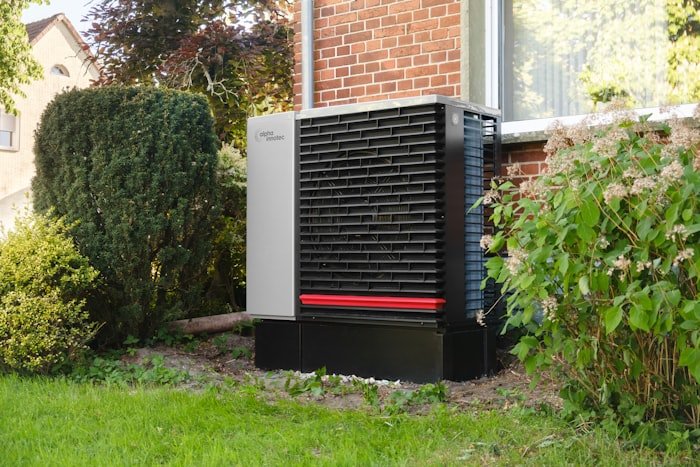 Pompe à chaleur air eau installée en extérieur d’une maison individuelle