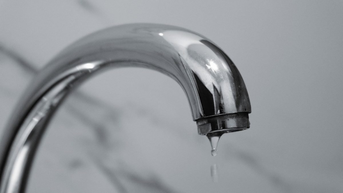 Robinet chrome qui goutte signe d une fuite d eau