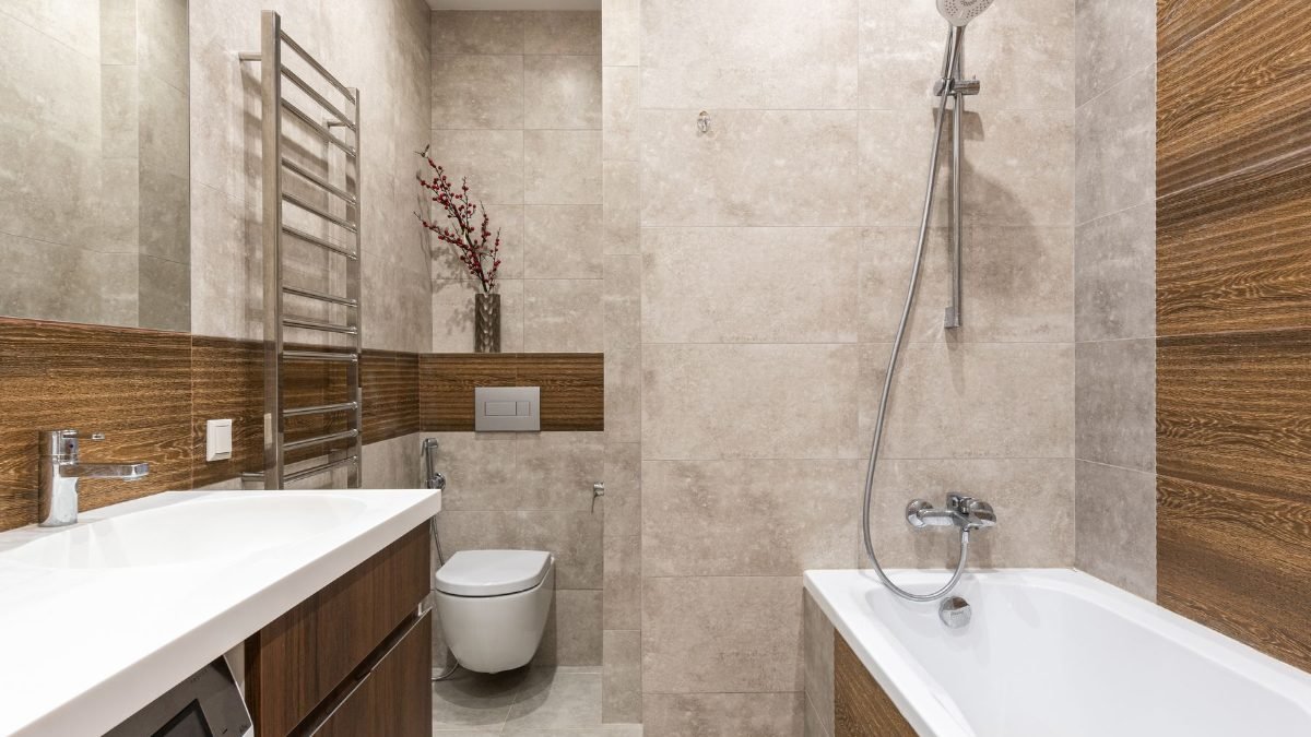 Salle de bain r&eacute;nov&eacute;e avec carrelage et s&egrave;che-serviettes &agrave; Lyon