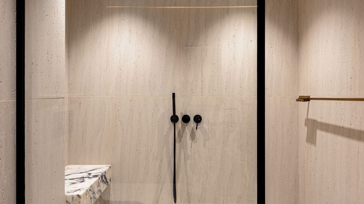 Salle de bain renovee avec douche a l italienne