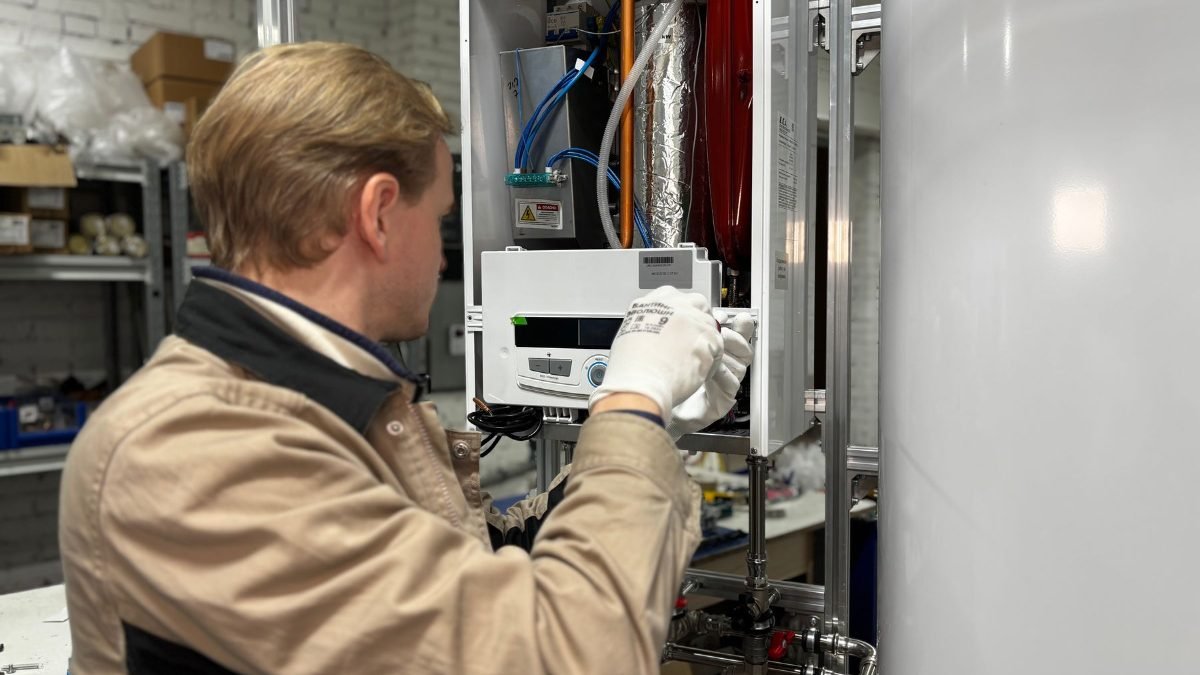 Technicien en intervention sur une installation d eau chaude