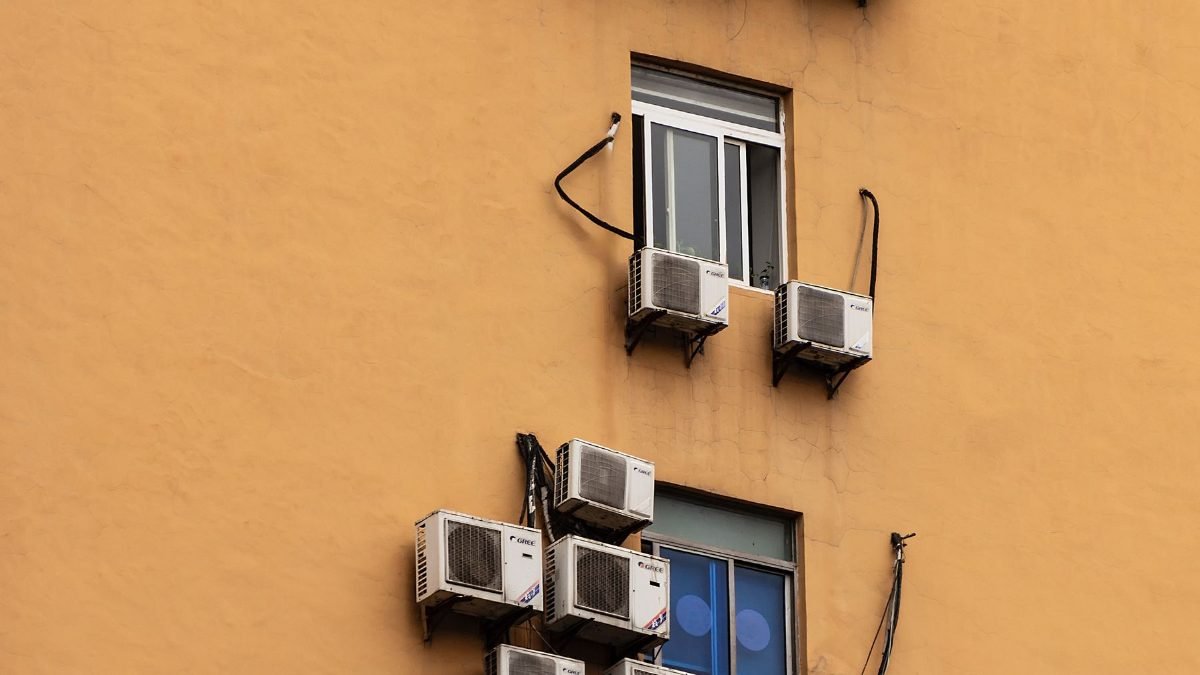 Unites exterieures de climatisation en facade d immeuble